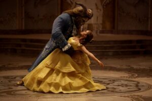 Disney relanza el universo de 'La Bella y la Bestia': Gastón tendrá su propio spin-off de acción real la bella y la bestia lumiere disney spin off live action