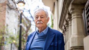 eduardo mendoza 2026 la intriga del funeral conveniente