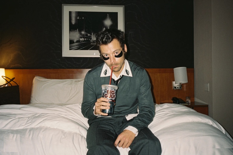 El club como refugio: Harry Styles se pierde (y se encuentra) en la electrónica – ‘Kiss All the Time. Disco, Occasionally.’