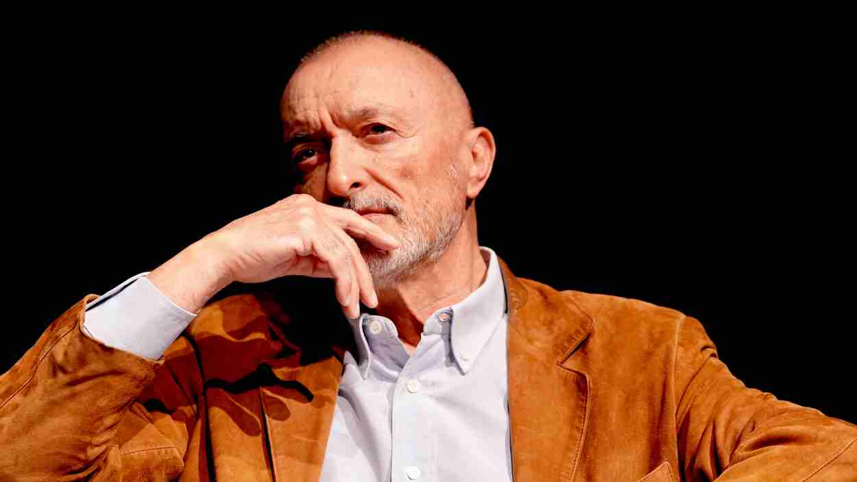 Arturo Pérez-Reverte rescata su «biografía de guerra» en un descarnado ejercicio de memoria periodística
