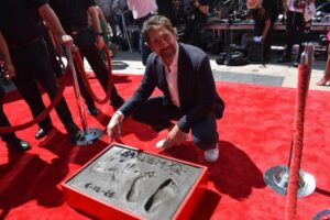 Javier Bardem inmortaliza sus huellas en el Teatro Chino de Hollywood en pleno idilio profesional paseo fama hollywood teatro chino javier bardem cape fear el ser querido