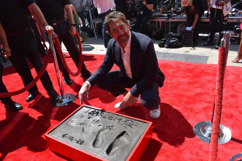 Javier Bardem inmortaliza sus huellas en el Teatro Chino de Hollywood en pleno idilio profesional