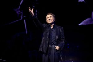 El eterno retorno del 'Pharaón': Raphael anuncia un nuevo disco homenaje a México raphaelísimo 2026 aquel netflix raphael nuevo disco