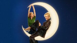 Jean Smart en una montaña, Hannah Einbinder sin jerarquía: Hacks (tercera temporada) hacks season 3 hbo max jean smart hannah einbinder 00