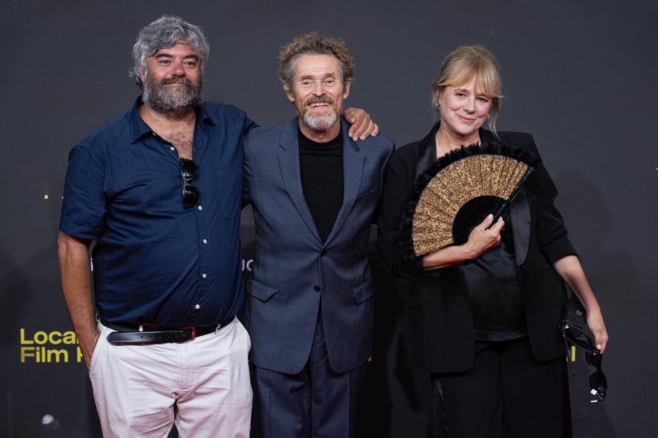 Tráiler de ‘El anfitrión’: Willem Dafoe y Emma Suárez se adentran en el thriller de Miguel Ángel Jiménez