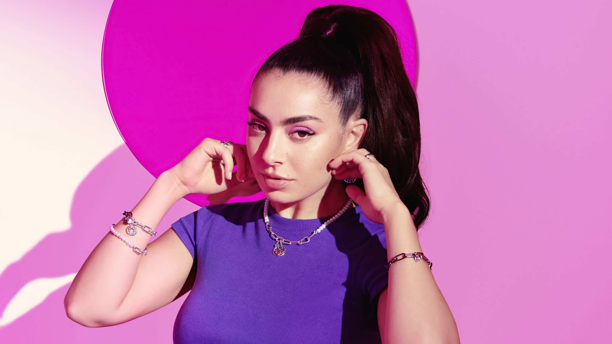 Charli XCX ejecuta el desvío gótico perfecto tras la resaca de ‘BRAT’: ‘Wuthering Heights’