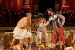 Fernando Tejero capitanea 'Cómicos de Roma' en una hilarante y multitudinaria apertura del Festival de Mérida cómicos-de-roma_fernando-tejero_festival-de-teatro-de-mérida_paco-mir