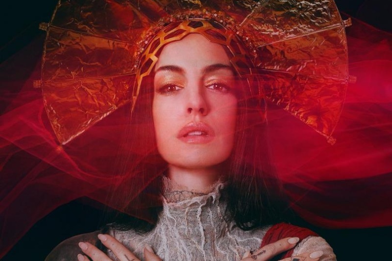 El deslumbrante y convulso viaje al ego del pop de David Lowery y Anne Hathaway: ‘Mother Mary’