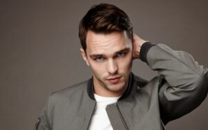 Nicholas Hoult será Gilderoy Lockhart en la segunda temporada de la serie de 'Harry Potter' de HBO nicholas-hoult_gilderoy-lockhart_harry-potter_hbo-max